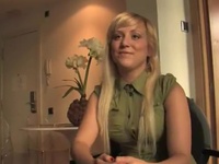 Weird Blondie Attracts The Lot Of Attention Of Public